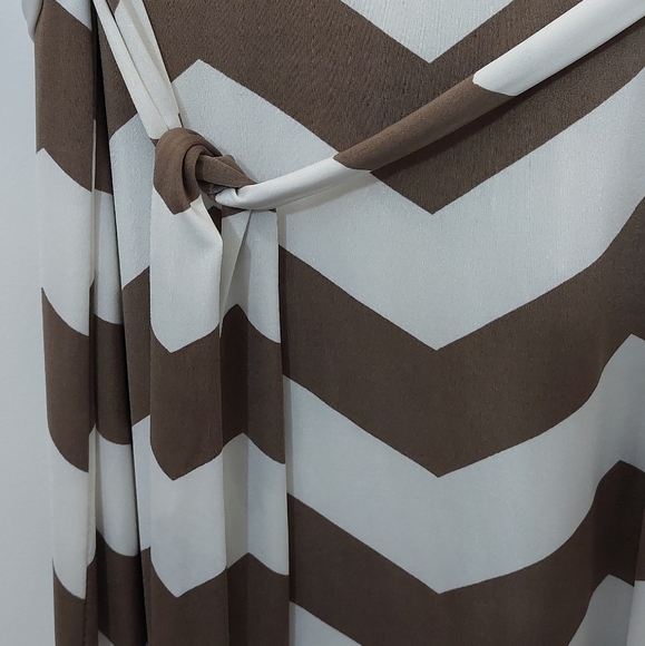 Loila Midi Dress Women's Small Chevron Pattern Brown and White Approx Tie - Picture 6 of 9